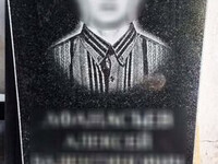 изображение памятника из гранита с портретом
