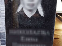 изображение памятника из гранита с портретом